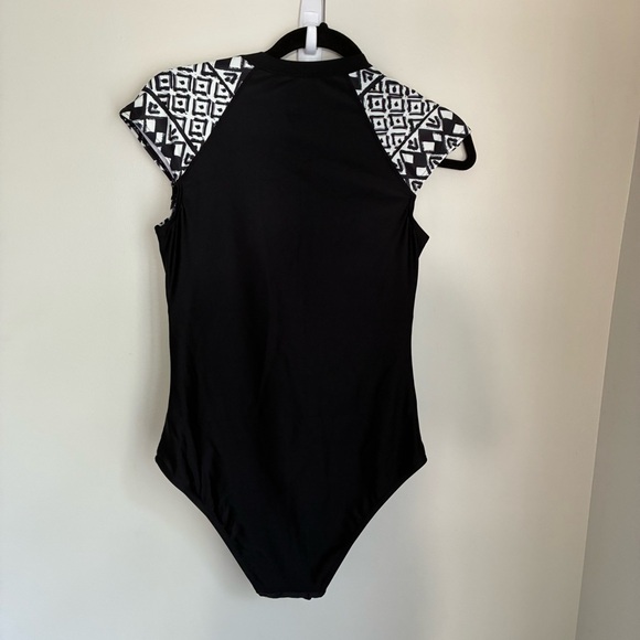 Axesea UPF 50+ Coverage Modest Black One-Piece Swimsuit Short Sleeve Size 10 NWT - Picture 7 of 8